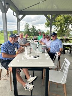 people enjoying their food at Beckttridgegolf